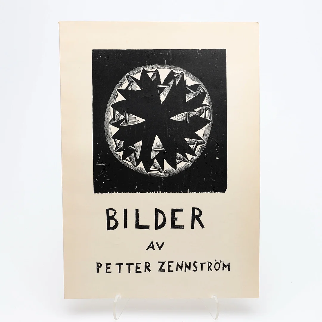 PETTER ZENNSTRÖMS KRAFTFULLA BILDER I TRÄSNITT OCH COLLAGE 1977. — Books — Crafoord Auktioner Lund