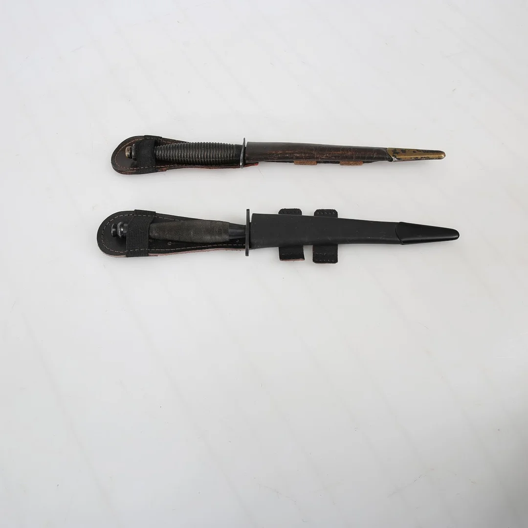 STRIDSKNIVAR, stål med skinnfodral, William Rodgers, Sheffield, England samt J Nowill &sons England. — Edged weapons — Limhamns Auktionsbyrå