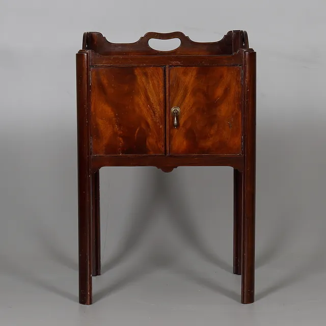 A BEDSIDE CUPBOARD IN GEORGE III STYLE.