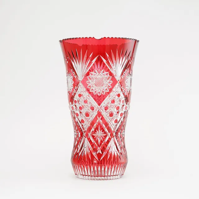 VAS, böhmisk kristall, rödfärgat glas, slipad dekor.