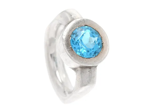 RING, sterlingsilver, blå topas ca 9,0 x 9,0 mm, stl 18,25 mm, vikt 17,1 g, nagg på kuletten.