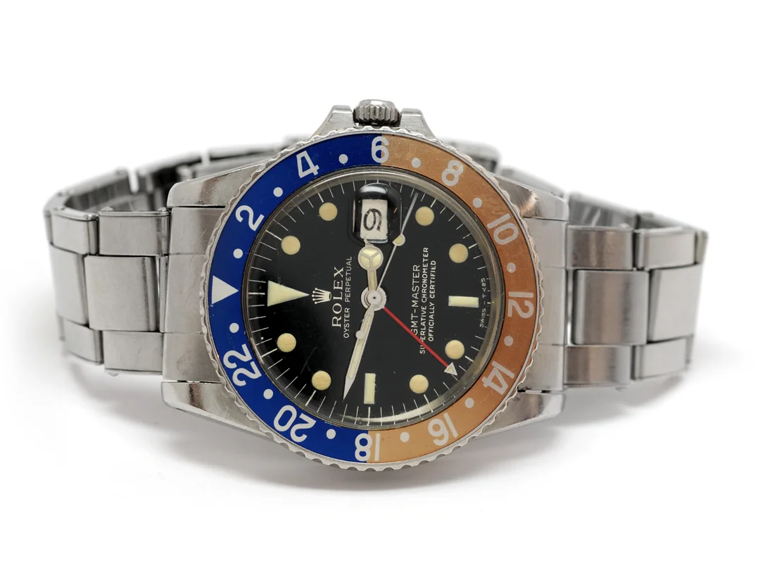ROLEX, Oyster Perpetual, GMT-Master (Swiss-T<25), Chronometer, Ref nr. 1675, Serie nr. 1437567, Cal 1570, Verk nr. D79331, Boett nr. 1675, herrur, 39 mm, stål, automatisk, plexiglas, datum, Oysterlänk, viklås, Ref nr. 7206/80, andra kvartalet 1966. — Klockor/Rolex — Kaplans