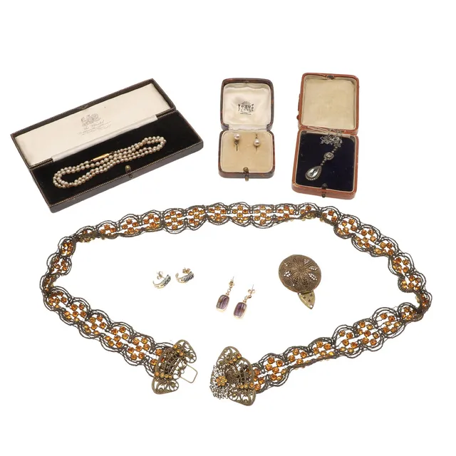 ASSORTED ANTIQUE JEWELLERY.