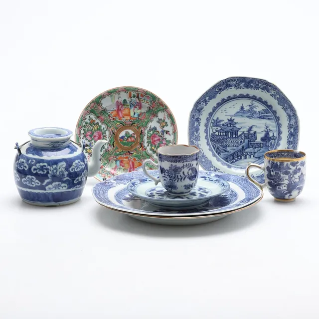 SAMLING PORSLIN, 8 delar, Kina, mestadels Qianlong (1736-95).