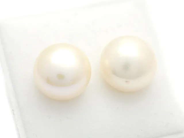 PÄRLÖRHÄNGEN, sterling silver, 2 odlade sötvattenspärlor, bouton, ca 12 mm, vikt 4,3 g, stift.