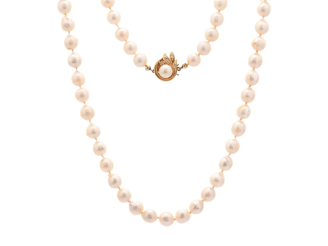 PÄRLCOLLIER, odlade pärlor, ca 8,3-8,5 mm, lås i 18K guld, åttkantslipade diamanter, längd 72 cm, knutet, vikt 64,0 g, i behov av omträdning. — Smycken/Pärlcollier — Kaplans