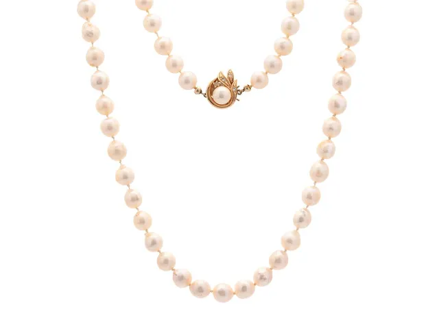 PÄRLCOLLIER, odlade pärlor, ca 8,3-8,5 mm, lås i 18K guld, åttkantslipade diamanter, längd 72 cm, knutet, vikt 64,0 g, i behov av omträdning.