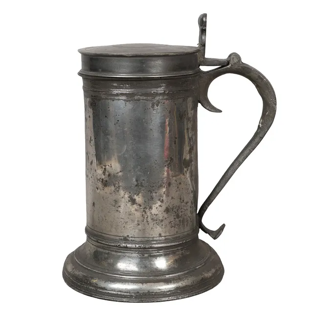 A 17TH CENTURY PEWTER BEEFEATER FLAGON.