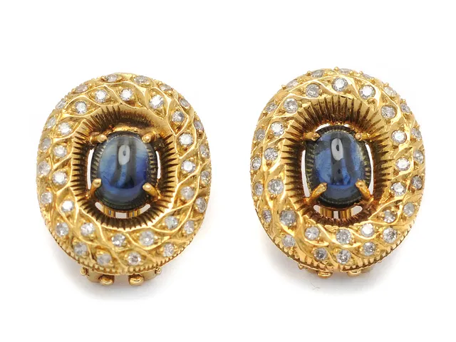 ÖRHÄNGEN, 18K guld, 2 cabochonslipade safirer, 72 åttkanslipade diamanter ca 0,72 ctv, ca W/SI, vikt 13,2 g, stift/clips, några diamanter skadade, svaga fattningar.
