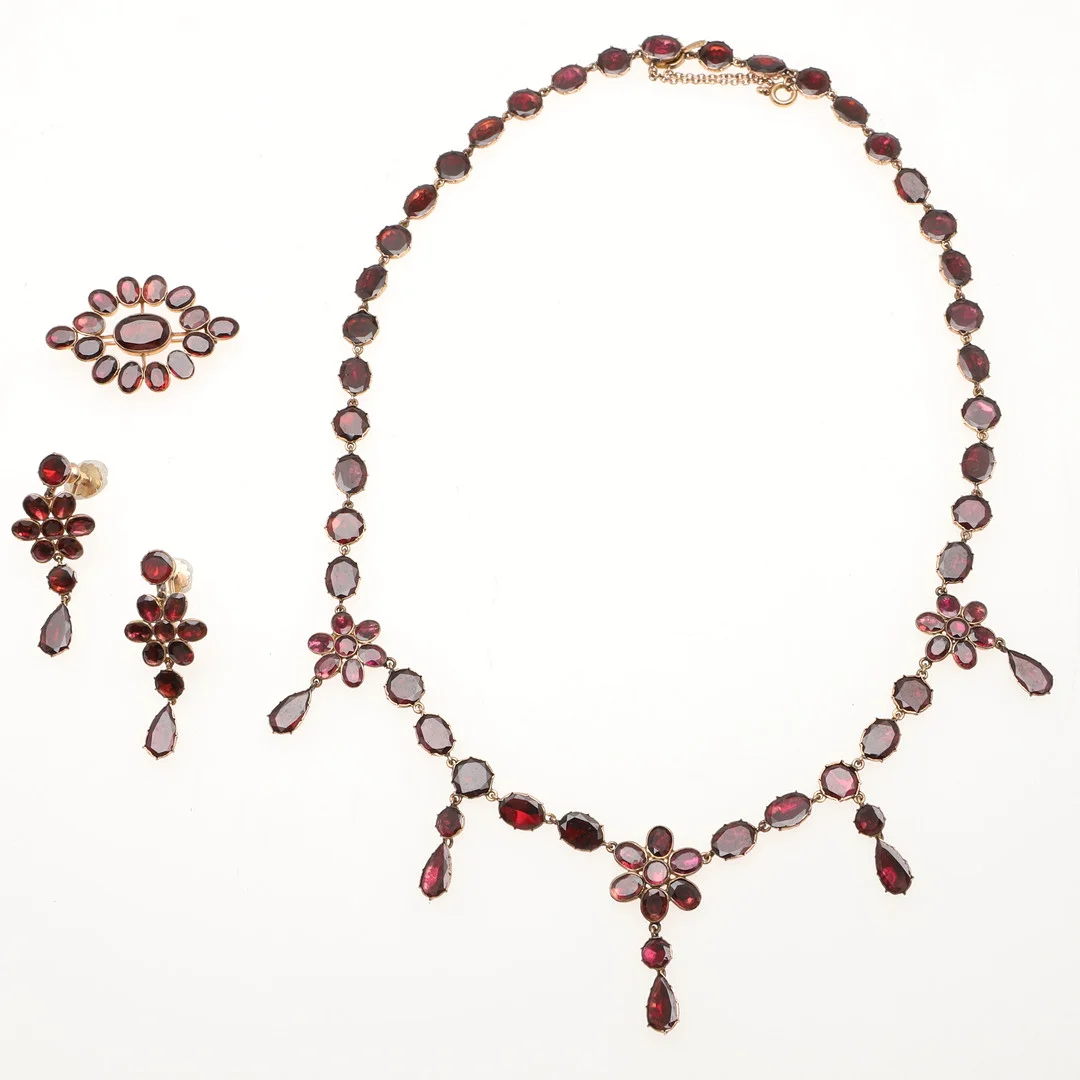 A GEORGIAN GARNET AND GOLD SUITE OF JEWELLERY. — Jewellery Suites — Lawrences Auctioneers
