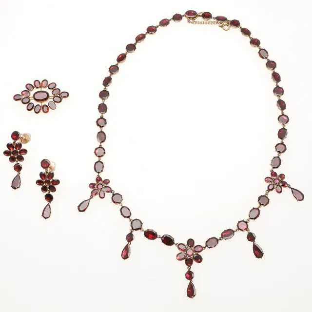 A GEORGIAN GARNET AND GOLD SUITE OF JEWELLERY.