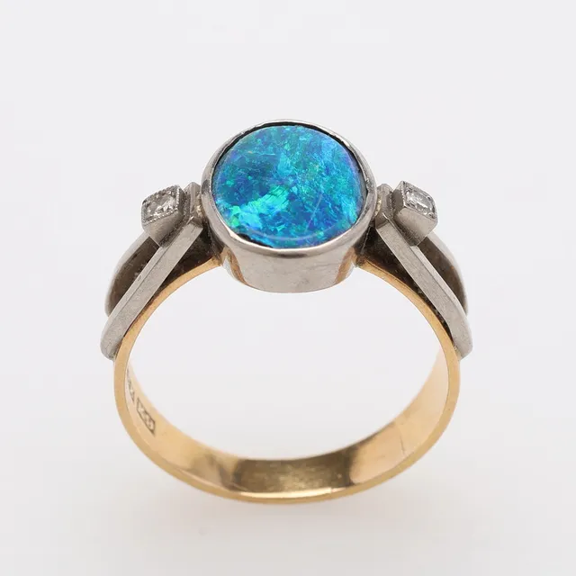 ELON ARENHILL. RING, 18K GULD, OPAL MED TVÅ STYCKEN DIAMANTER, TOTAL VIKT CA 3,9 GRAM.