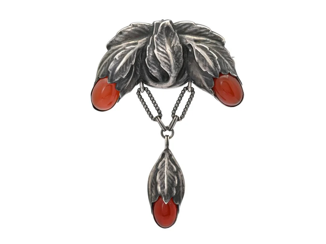 BERNHARD HERTZ, hänge/brosch, silver, jugend, karneol, stiliserat bladverk, 1916, verksam i Stockholm och Köpenhamn, mått 82 x 64 mm, vikt 23,0 g. — Smycken/Brosch — Kaplans