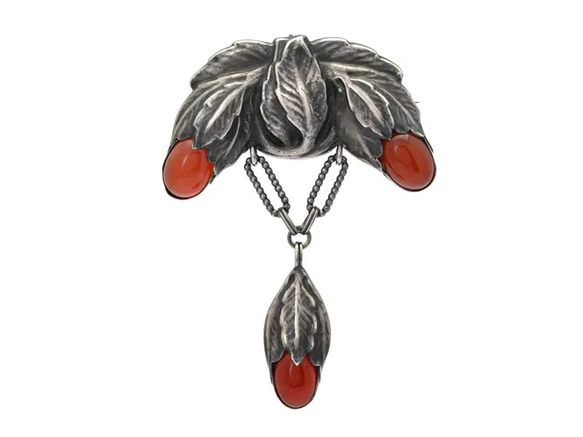 BERNHARD HERTZ, hänge/brosch, silver, jugend, karneol, stiliserat bladverk, 1916, verksam i Stockholm och Köpenhamn, mått 82 x 64 mm, vikt 23,0 g.
