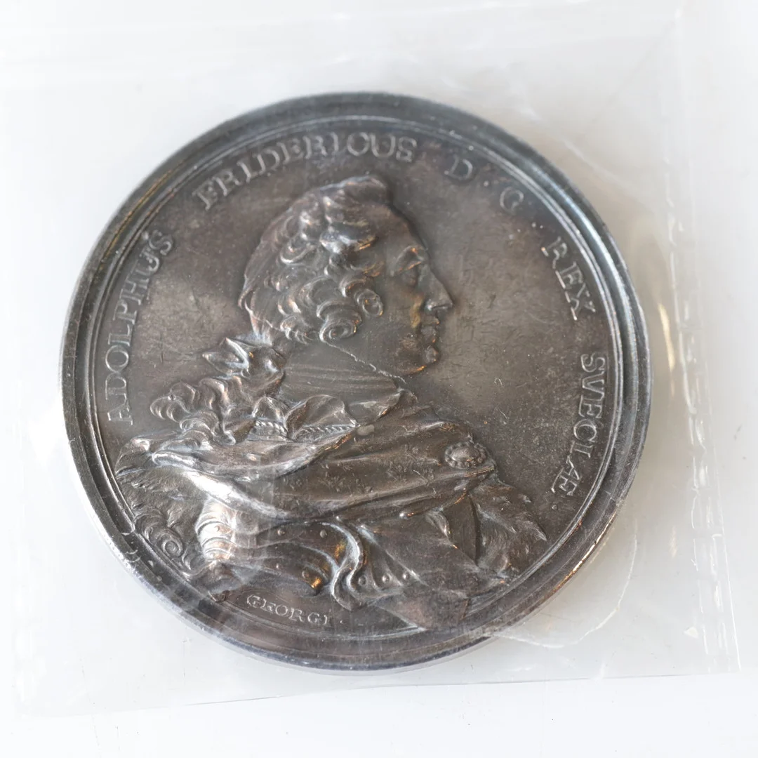 MEDALJ, silver, Adolf Fredriks kröning i Stockholm 1751, utförd av N. Georgii i Berlin. Vikt ca 61,3 g. — Orders & Medals — Gomér & Andersson Nyköping