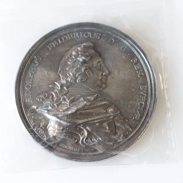MEDALJ, silver, Adolf Fredriks kröning i Stockholm 1751, utförd av N. Georgii i Berlin. Vikt ca 61,3 g.