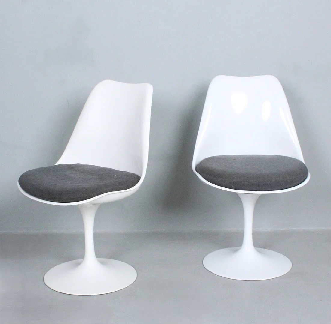 Paar 'Tulip'-Chairs / Esszimmerstühle im Stil von Eero Saarinen. — Armchairs & Chairs — Stockholms Auktionsverk Düsseldorf/Neuss