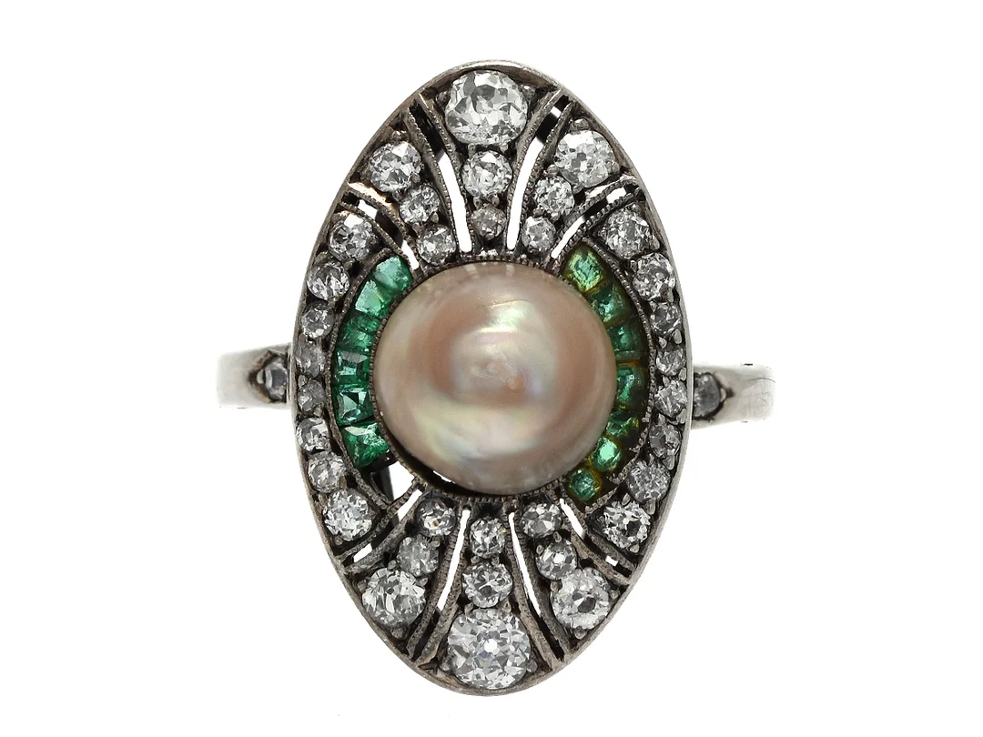 RING, platina, barock pärla ca 8 mm, 13 carréslipade smaragder, gammalslipade diamanter ca 0,70 ctv, ca W/SI, 1900-talets början, 16,75+ mm, en smaragd saknas, två diamanter är skadade. — Smycken/Ring — Kaplans