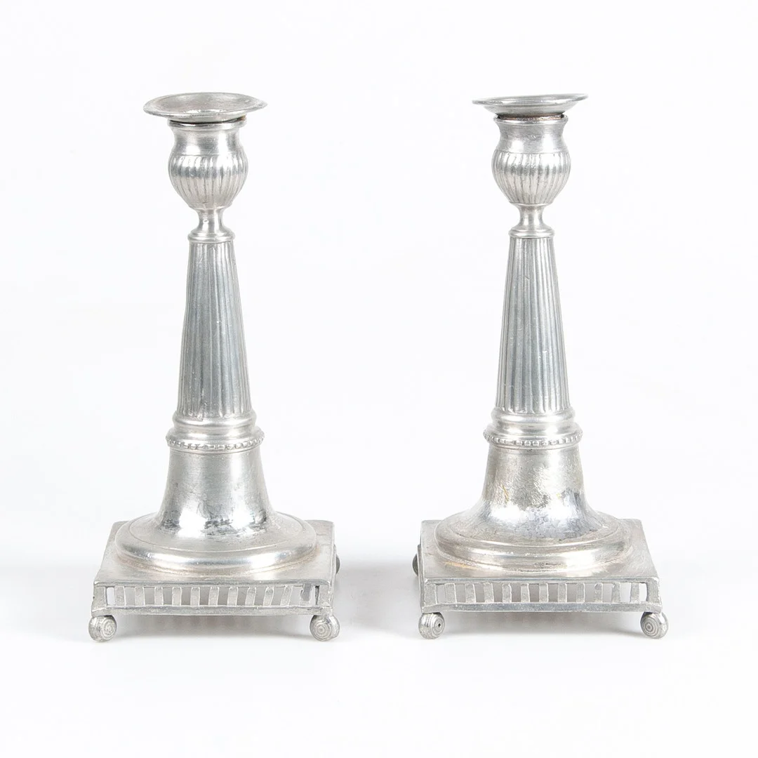 LJUSSTAKAR, 1 par, tenn, Johan Petter Fagerström, Kalmar 1808. — Candlesticks — Laholms Auktionskammare