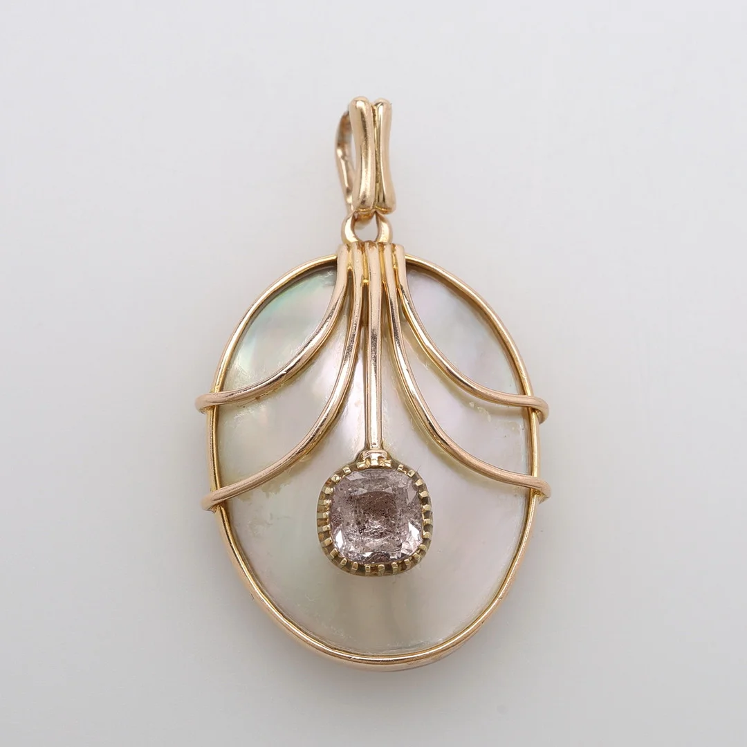 HÄNGE, 15K GULD, MABÉPÄRLA & LJUSROSA SPINELL, TOTALVIKT Ca. 6,6 g. — Brooches & Pendants — Crafoord Auktioner Lund