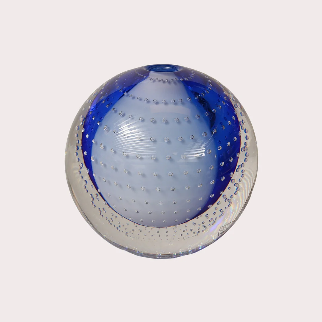 ERIKA LAGERBIELKE. Vas, glas med dekor av bubblor, "Borealis", limiterad upplaga nr 271/499, signerad Orrefors 2001. — Art glass — Limhamns Auktionsbyrå