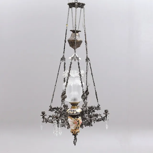 TAKLAMPA, majolika, omarbetad fotogenlampa, 1900-talets första hälft.