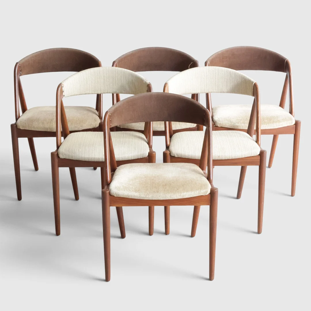 KAI KRISTIANSEN. Sæt på seks spisestole med stel af teak, kopstykke og sæde betrukket med hhv. uld og velour. Formgivet i 1956. Udført hos Schou Andersen Møbelfabrik, model '31'. Danmark, 1960'erne (6). — Armchairs & Chairs — Woxholt Auktionshus