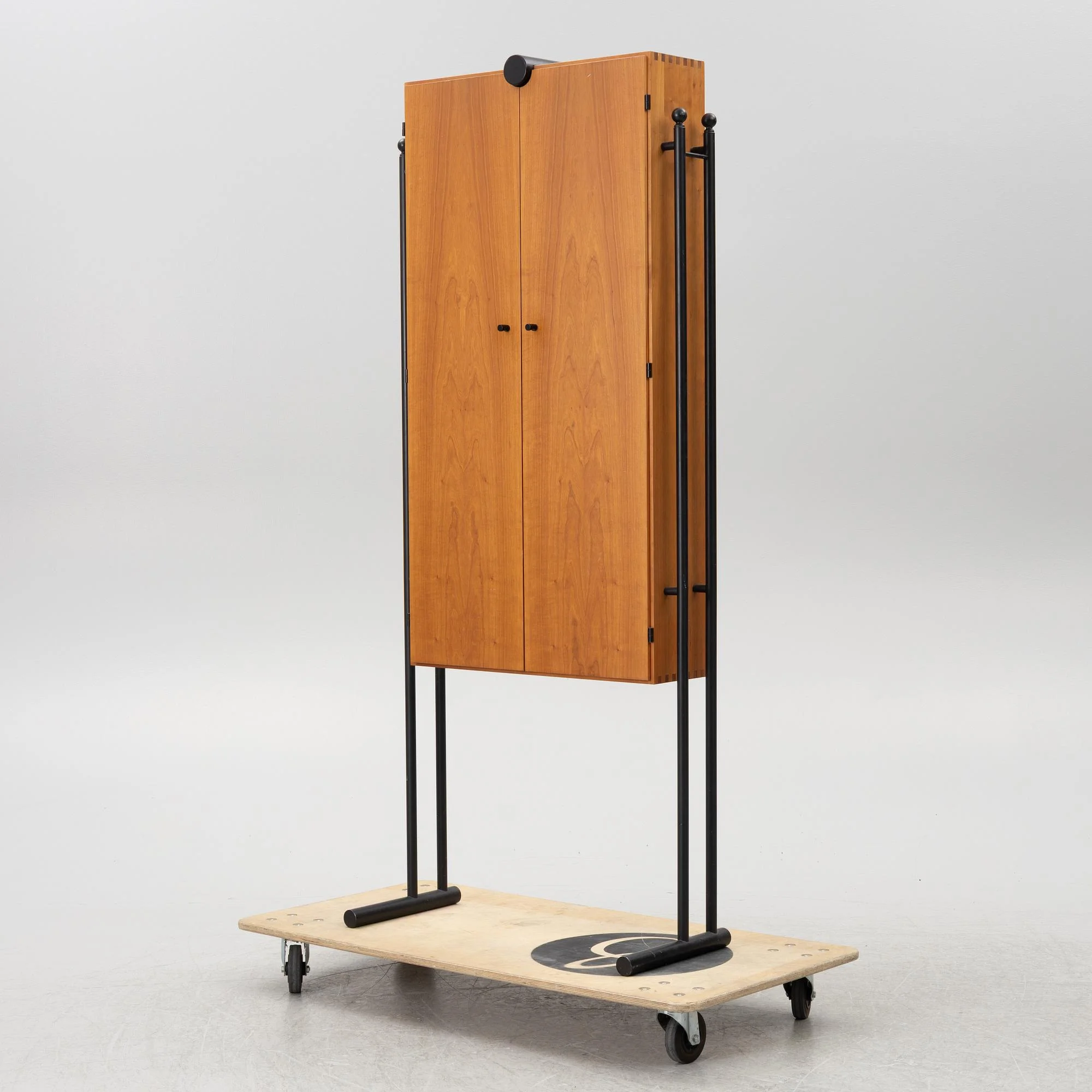 Tom Stepp, herrgarderob, "Akuma", Hadsten Träindustri, Danmark, omkring år 2000. — Design/Möbler — Bukowskis