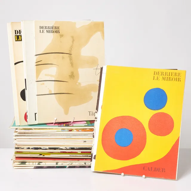 DERRIÈRE LE MIROIR (DLM), konsttidkrifter, ca 53 st, innehåller originallitografier av och efter bl.a. Calder, Chagall, Braque, Miró, Tal-Coat, Giacometti, Tapies, Steinberg, Adami, Chillida.