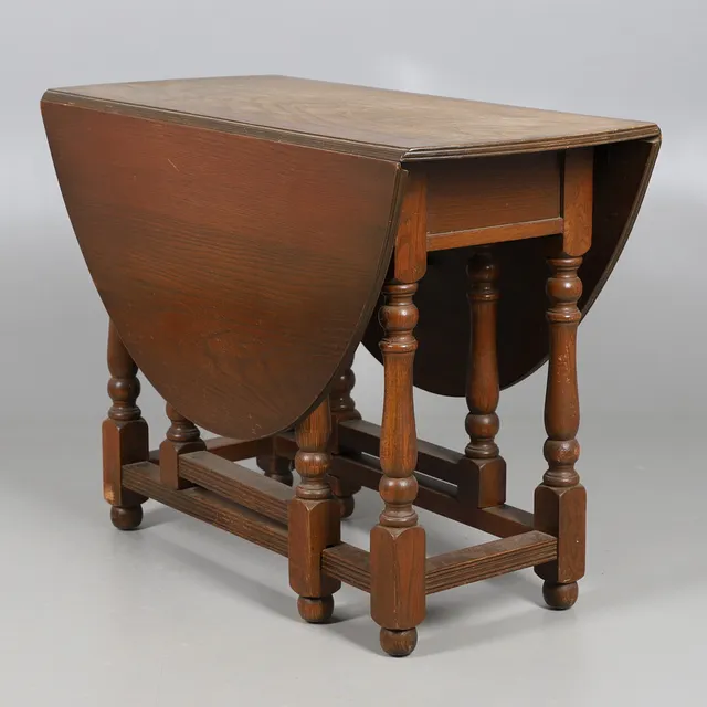 A 19TH CENTURY OAK GATELEG TABLE.