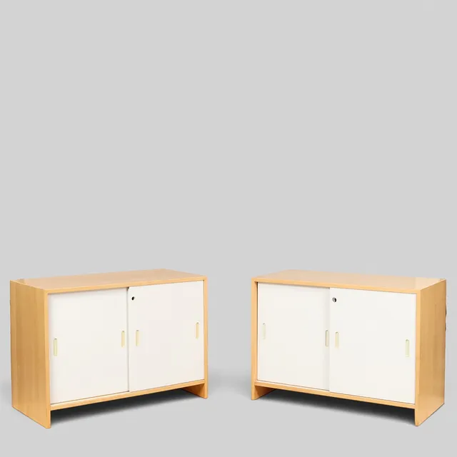 AINO AALTO. Et par skabe af birk med hvidlakeret skydelåger, Artek, model 217, Finland, 1900 tallets anden halvdel, (2).