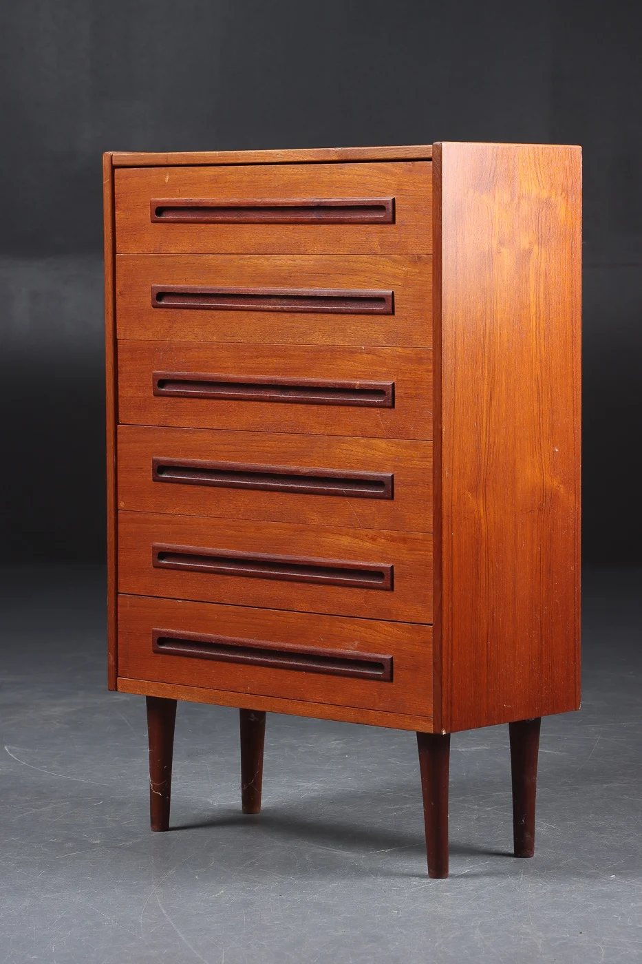 Kommode af teak, 1960'erne — Furniture/Cabinets, chests of drawers — Lauritz