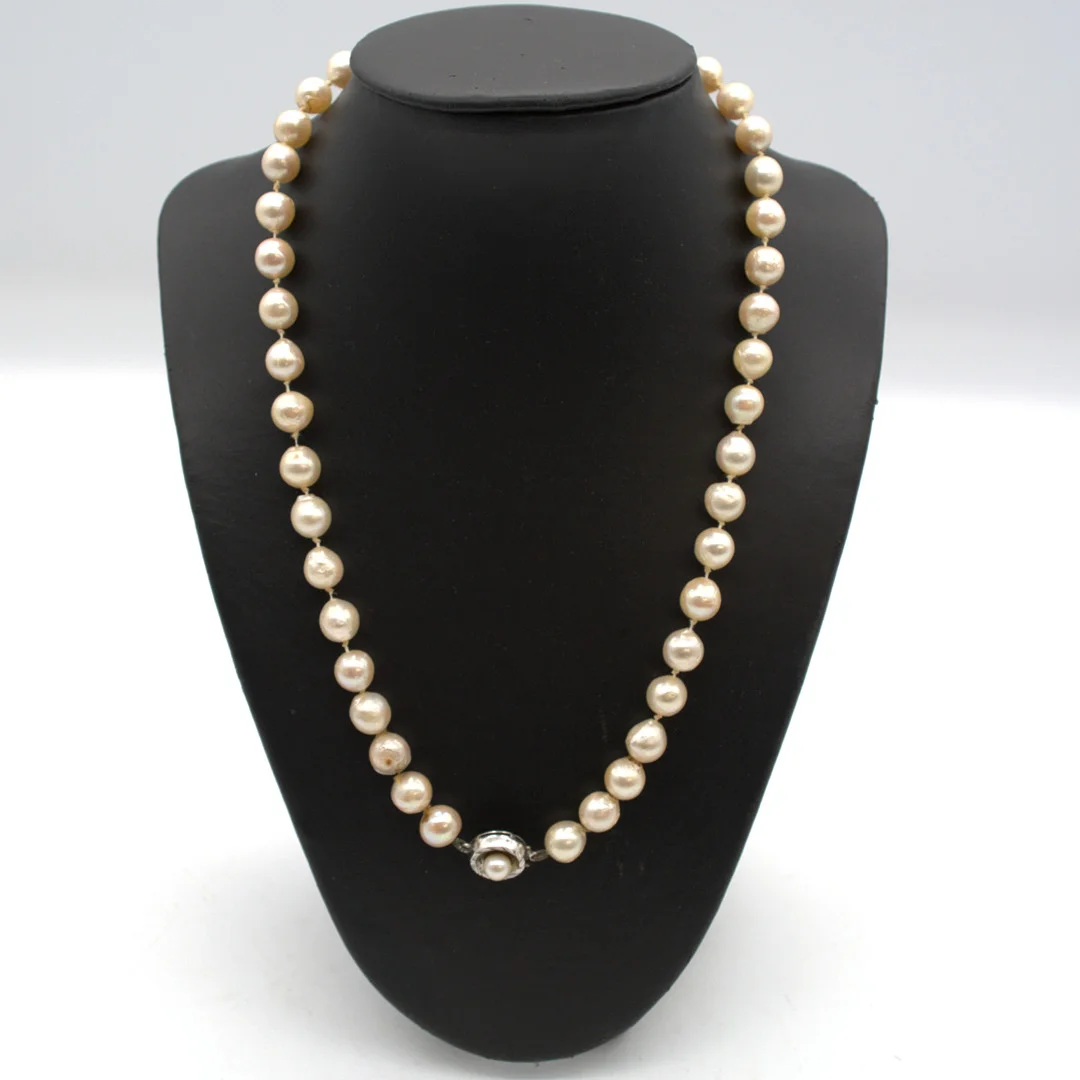 J. KÖHLE. PERLENKETTE, WEISSE PERLEN, EINZELN GEKNÖPFT, 835ER SILBER VERSCHLUSS, DEUTSCHLAND, 20. JAHRHUNDERT. — Necklace — Kunst- und Auktionshaus Kleinhenz