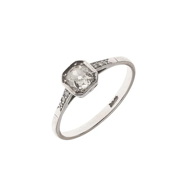 A DIAMOND SOLITAIRE RING.