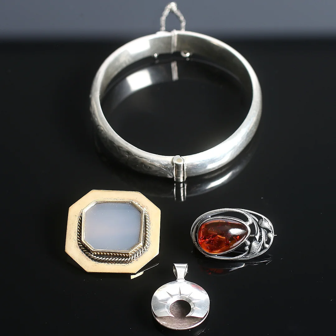 BIJOUTERIER, 1900-tal. — Jewellery — Stadsauktion Sundsvall