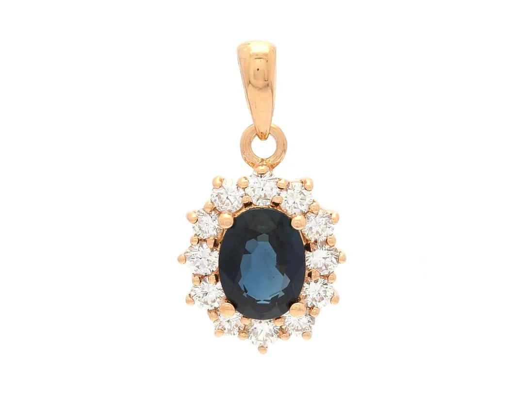 CARMOSÈHÄNGE, 18K guld, ovalslipad blå safir ca 1,45 ct, briljantslipade diamanter ca 0,60 ctv, ca TW-W/VS-SI, vikt 2,3 g. — Smycken/Hänge — Kaplans