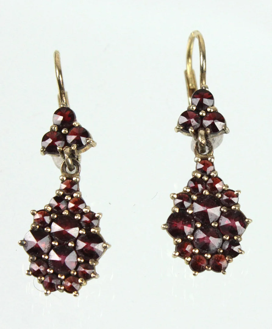 ANTIKE GRANAT OHRRINGE BÖHMEN, Silber vergoldet. — Earrings — Auktionshaus Bossard