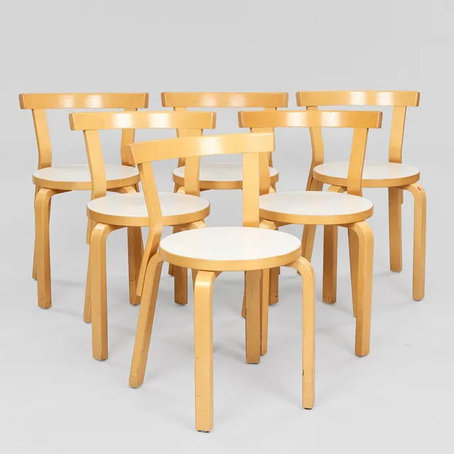 ALVAR AALTO. Et sæt på seks stole af birk, sæder med hvidt laminat, model nr. 68, Artek, Finland, formgivet 1935, (6).