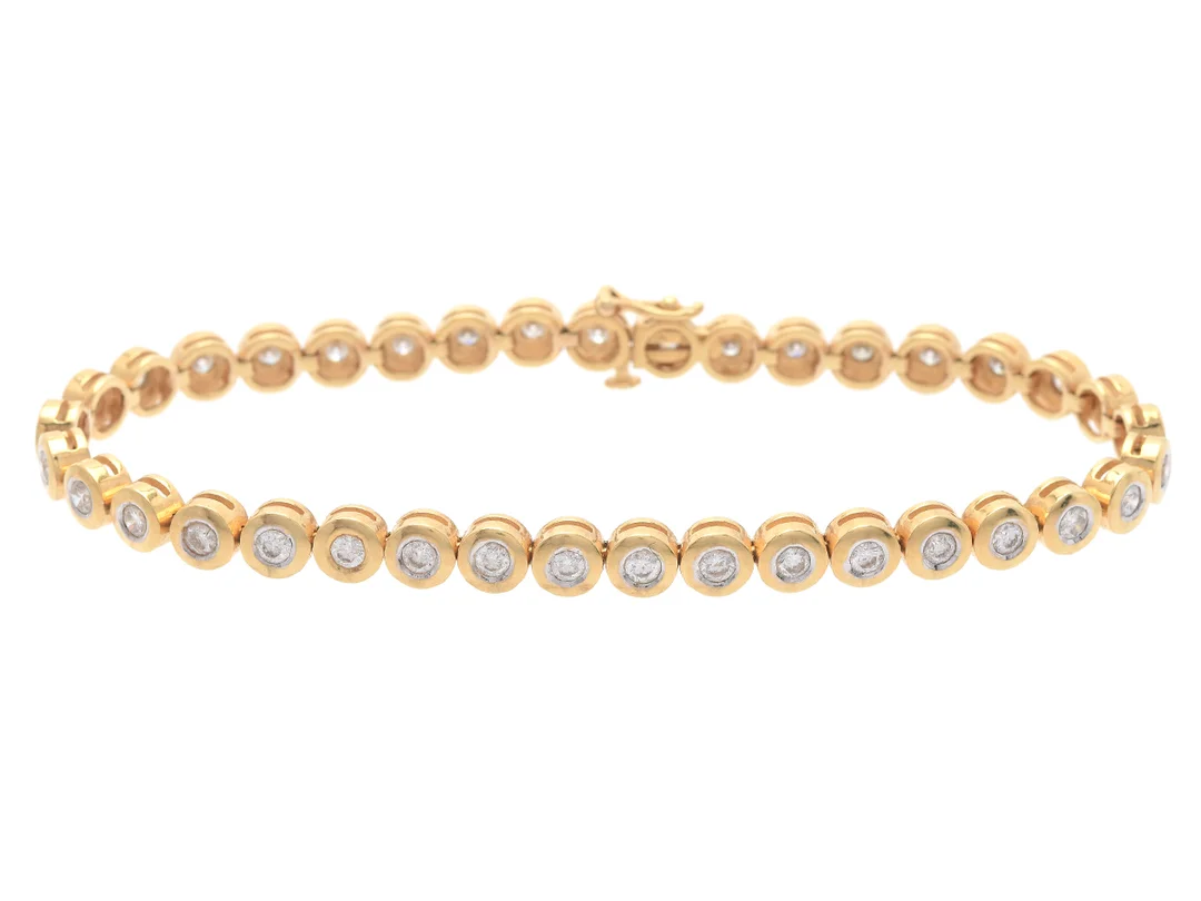 TENNISARMBAND, 18K guld, 37 briljantslipade diamanter ca 1,50 ctv, ca Cr-Ca/P, längd 17,5 cm, vikt 17,3 g. — Smycken/Armband — Kaplans