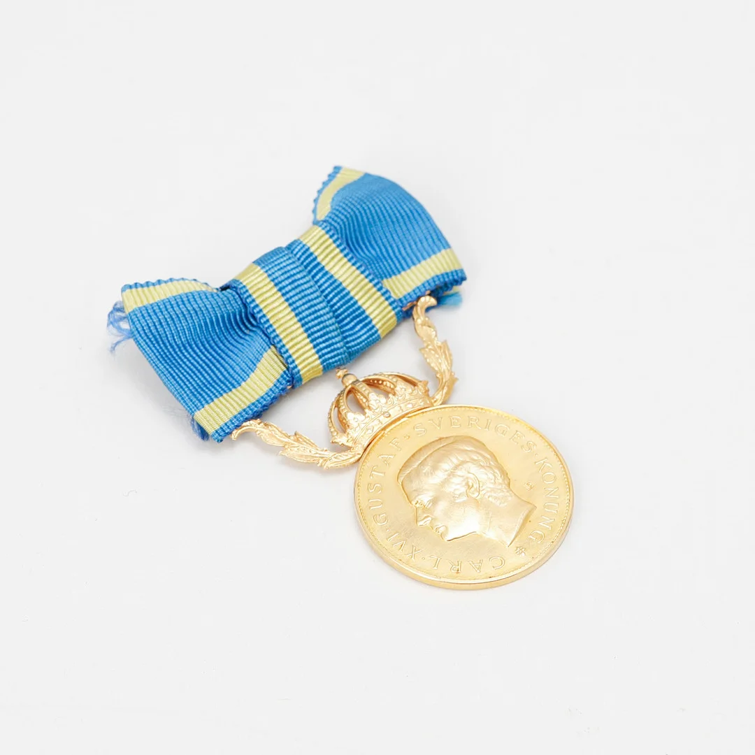 FÖRTJÄNSTMEDALJ, 23k guld, Carl XVI Gustaf, Myntverket, Eskilstuna, 1975. — Orders & Medals — Göteborgs Auktionsverk