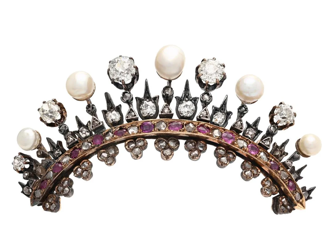 BROSCH, silver/14K guld, pärlor ca 4,5-6,5 mm, rubiner, 5 gammalslipade diamanter ca 2,30 ctv, antik- och rosenslipade diamanter, antik, troligen Centraleuropa, ca 1880-1900, mått 61x28 mm, vikt 16,2 g, tennlödningar, några diamanter och rubiner har nagg och skador, en diamant saknas. — Smycken/Brosch — Kaplans