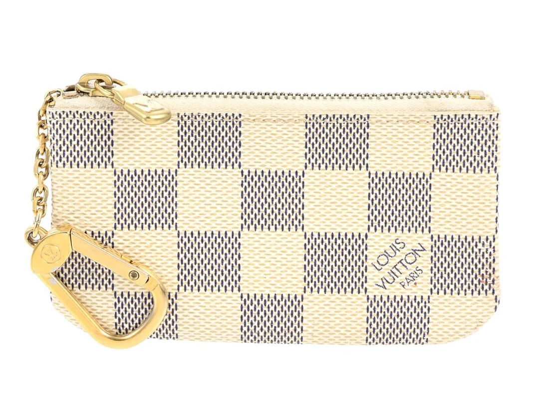 NYCKELRING, LOUIS VUITTON, Azur Damier monogram, guldfärgade beslag, 11x6 cm, märkt CA0121, år 2011, dustbag, ask. — Accessoarer/Nyckelringar — Kaplans