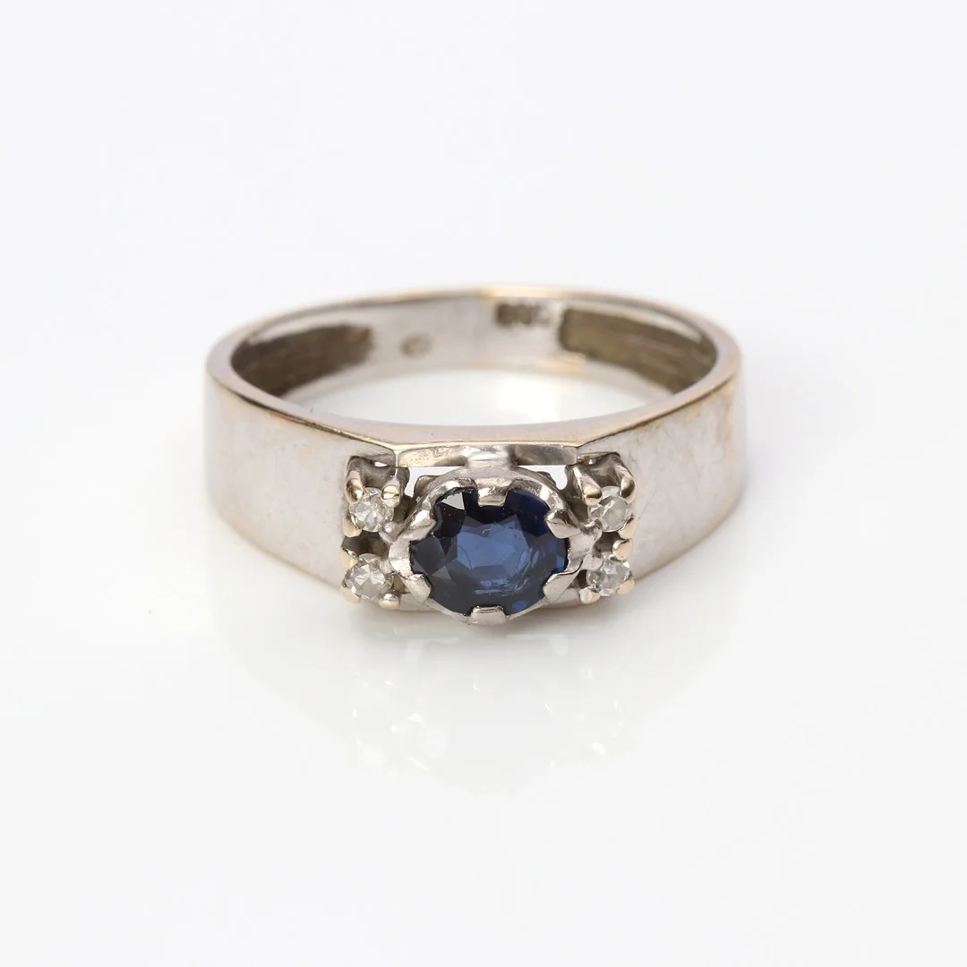 SAFIR- OCH DIAMANTRING. 18k vitguld med en oval fasetterad safir och 8/8-slipade diamanter, totalvikt ca 4,0 gram. — Rings — Skånes Auktionsverk