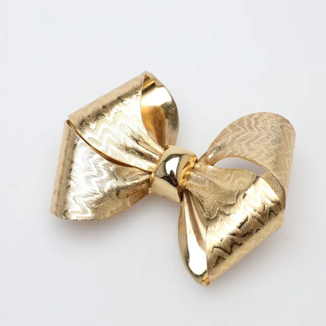 CHRISTIAN DIOR. BROSCH, metall, doublé.