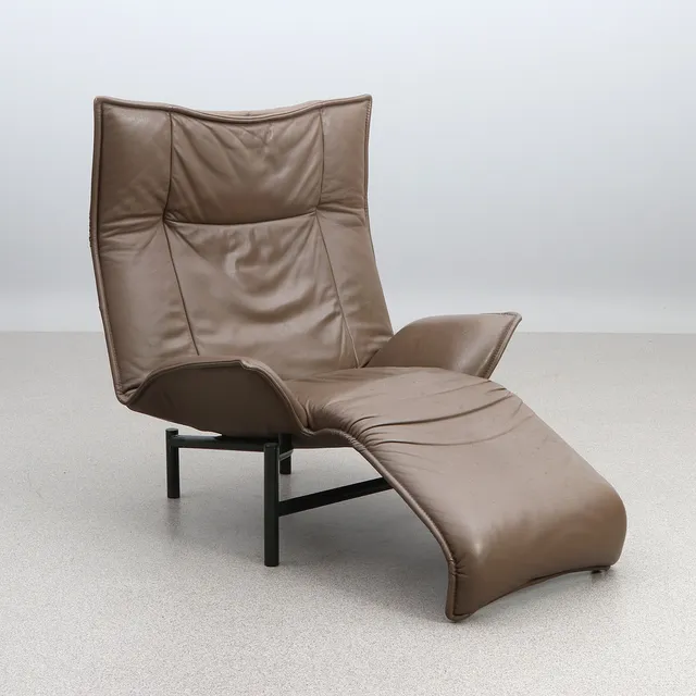 VICO MAGISTRETTI. FÅTÖLJ. Skinnklädsel. "Veranda", Cassina. Samtida tillverkning. Ställbar.