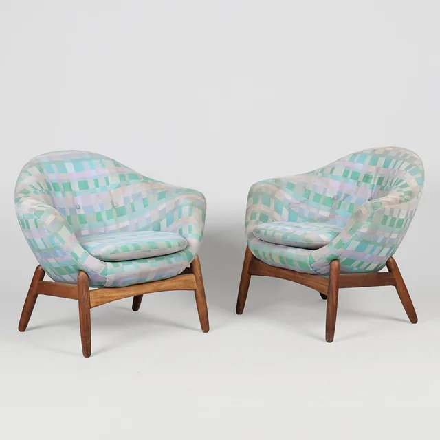 DANSK DESIGN. Et par lænestole med stel af teak, betrukket med ternet møbelstof, dansk møbelsnedker, ca. 1900-tallets midte (2).
