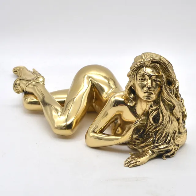 ROBBI JONES (1961). "PAMELA", LIEGENDER DAMENAKT, SKULPTUR, MESSING (POLIERT), GELBGOLDENER PATINA, UM 2000, SIGNIERT.