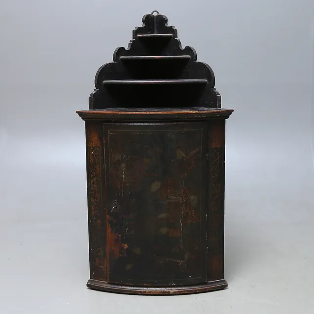 HÖRNSKÅP, allmoge, 1800-tal.