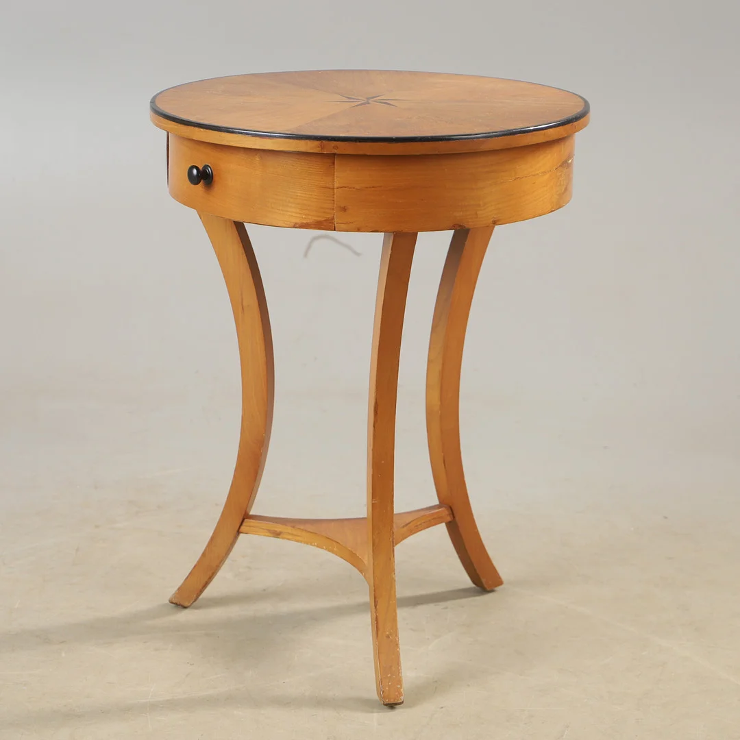 BORD, alm med intarsia, 1900-talets första hälft. — Tables — Helsingborgs Auktionskammare
