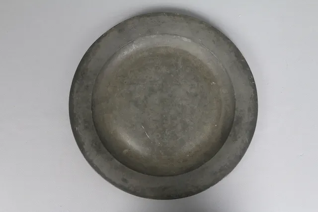 A LARGE 18TH CENTURY ENGLISH PEWTER CHARGER.